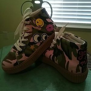 Girl's sneakers